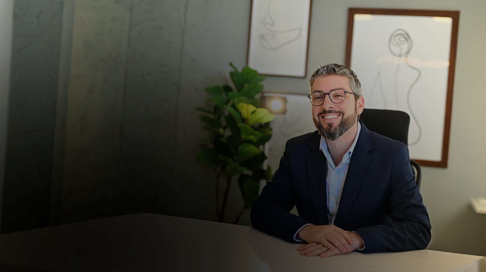 Dr. Eduardo Machado em seu consultório